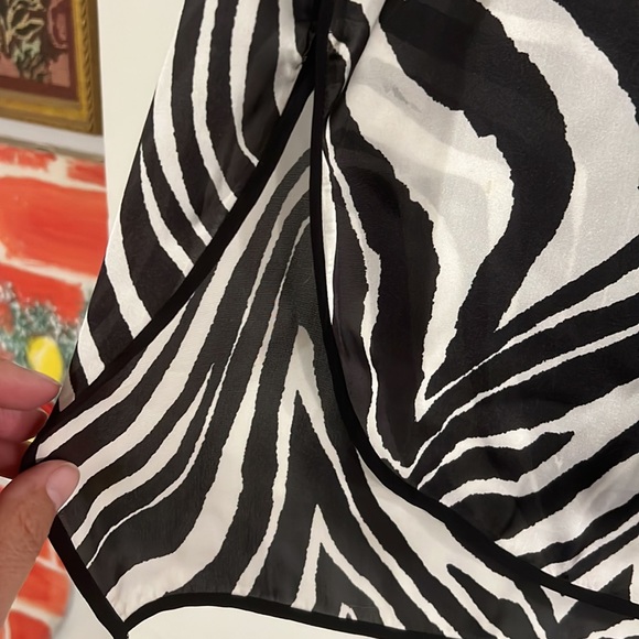 Vince Camuto sleeveless flowy satin top - Picture 4 of 9